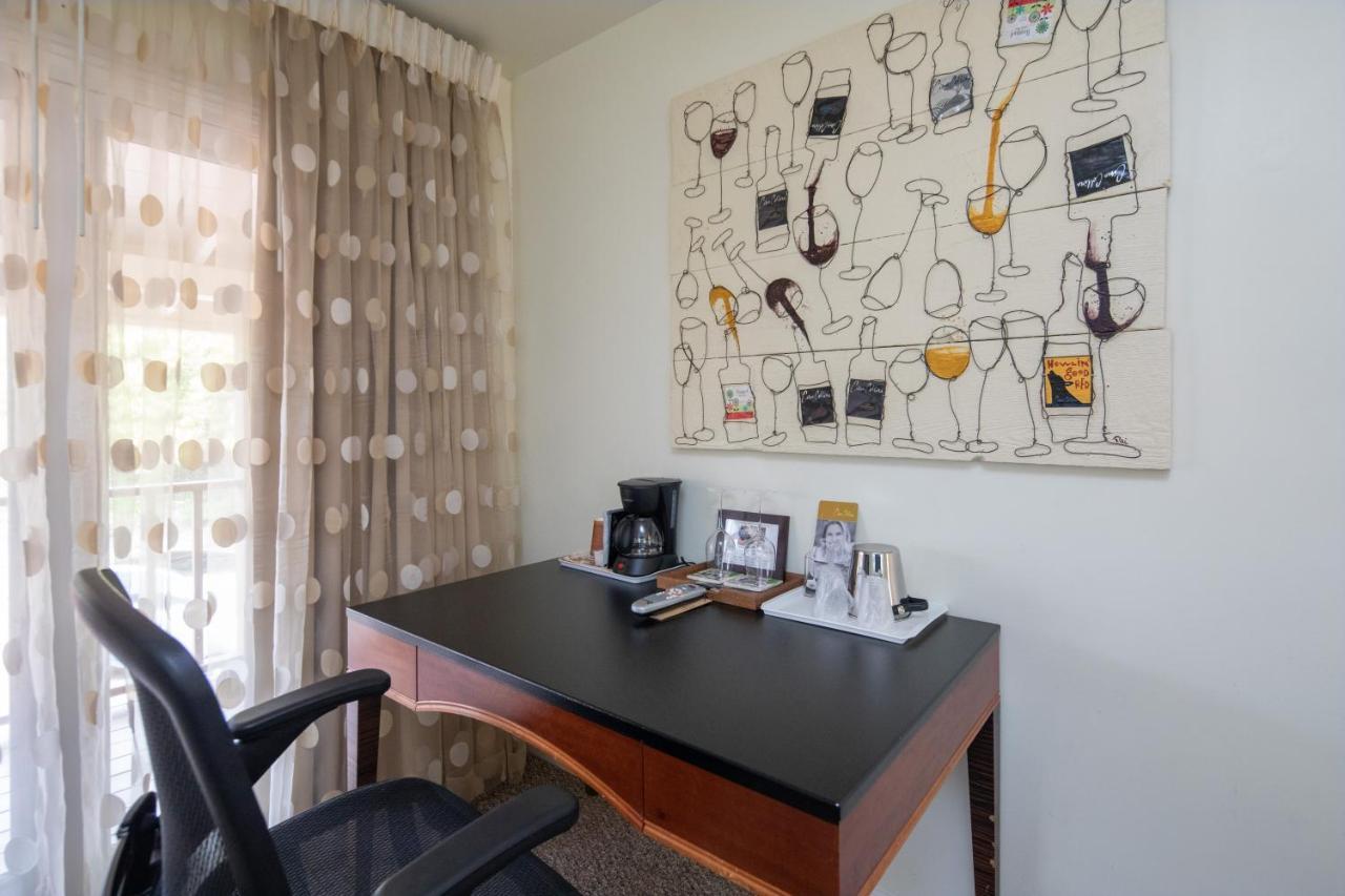 The Vendange Carmel Inn & Suites Экстерьер фото