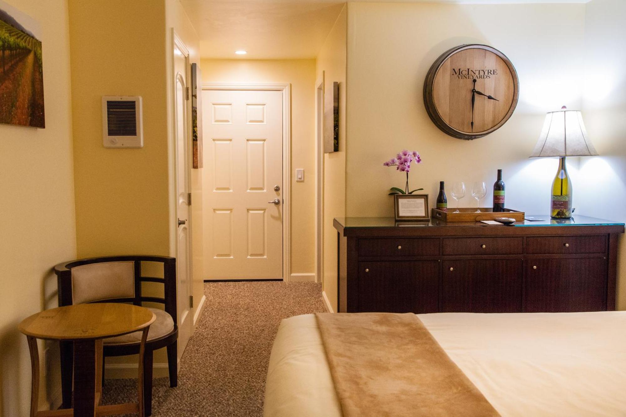 The Vendange Carmel Inn & Suites Экстерьер фото