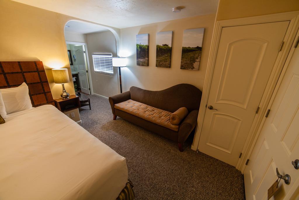 The Vendange Carmel Inn & Suites Номер фото