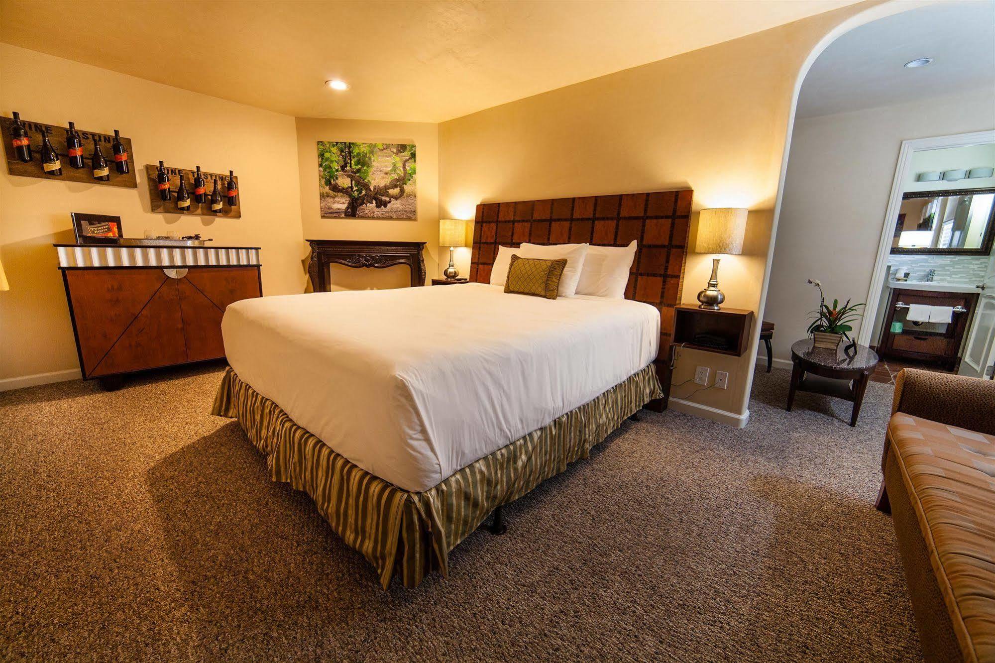 The Vendange Carmel Inn & Suites Экстерьер фото